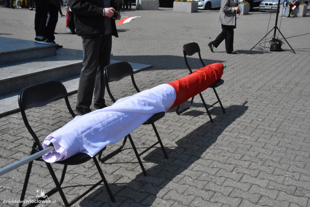 Święto Flagi. Kilkaset osób z biało-czerwoną