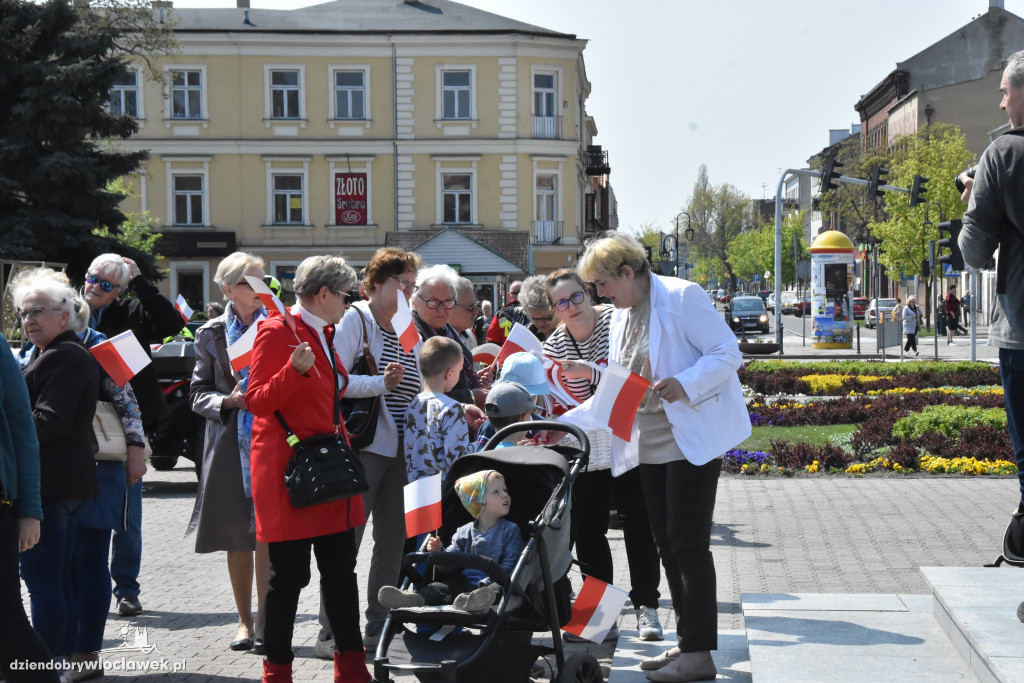 Święto Flagi. Kilkaset osób z biało-czerwoną