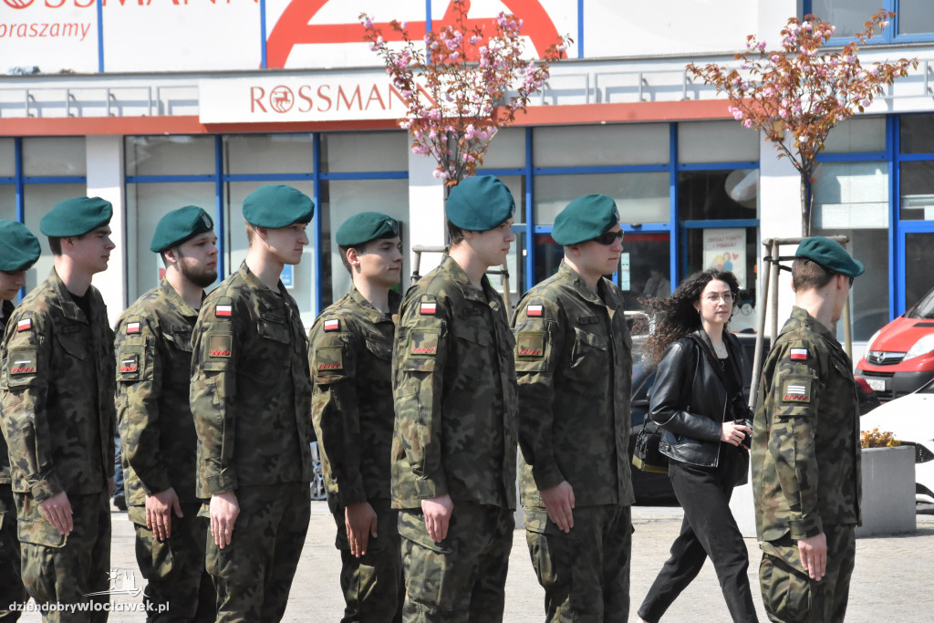 Święto Flagi. Kilkaset osób z biało-czerwoną
