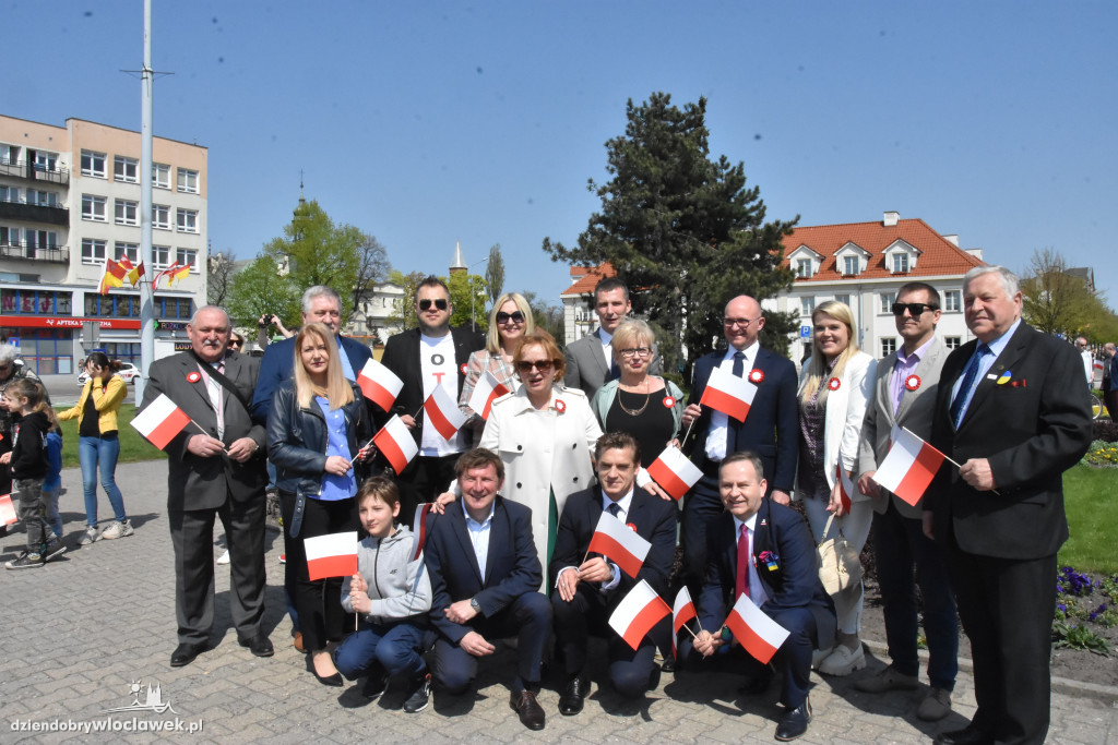Święto Flagi. Kilkaset osób z biało-czerwoną
