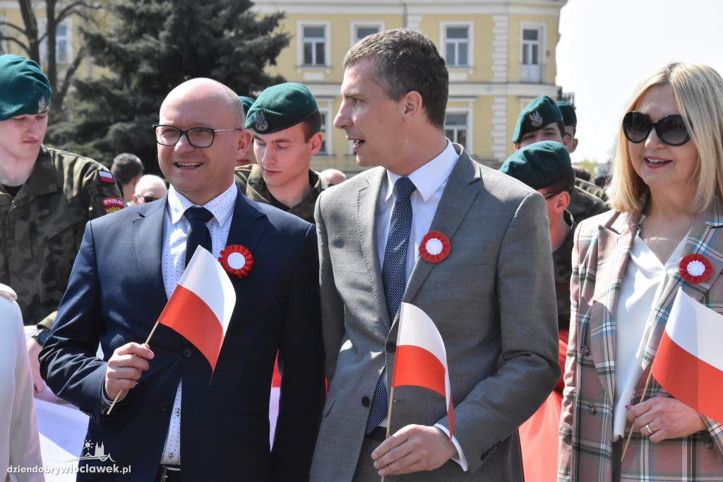 Święto Flagi. Kilkaset osób z biało-czerwoną