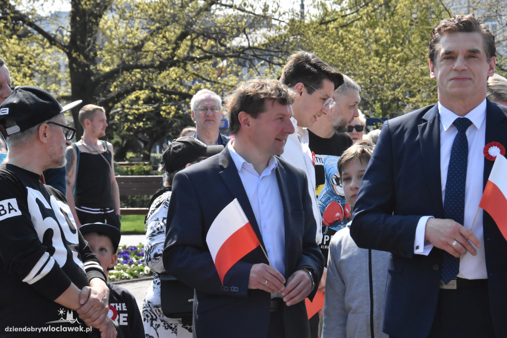 Święto Flagi. Kilkaset osób z biało-czerwoną