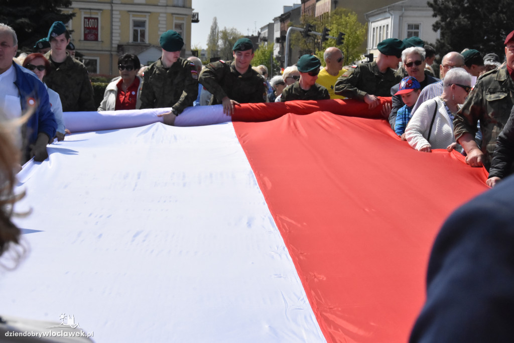 Święto Flagi. Kilkaset osób z biało-czerwoną