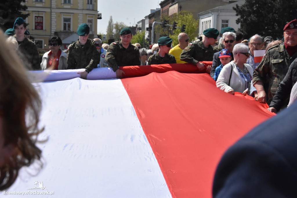 Święto Flagi. Kilkaset osób z biało-czerwoną