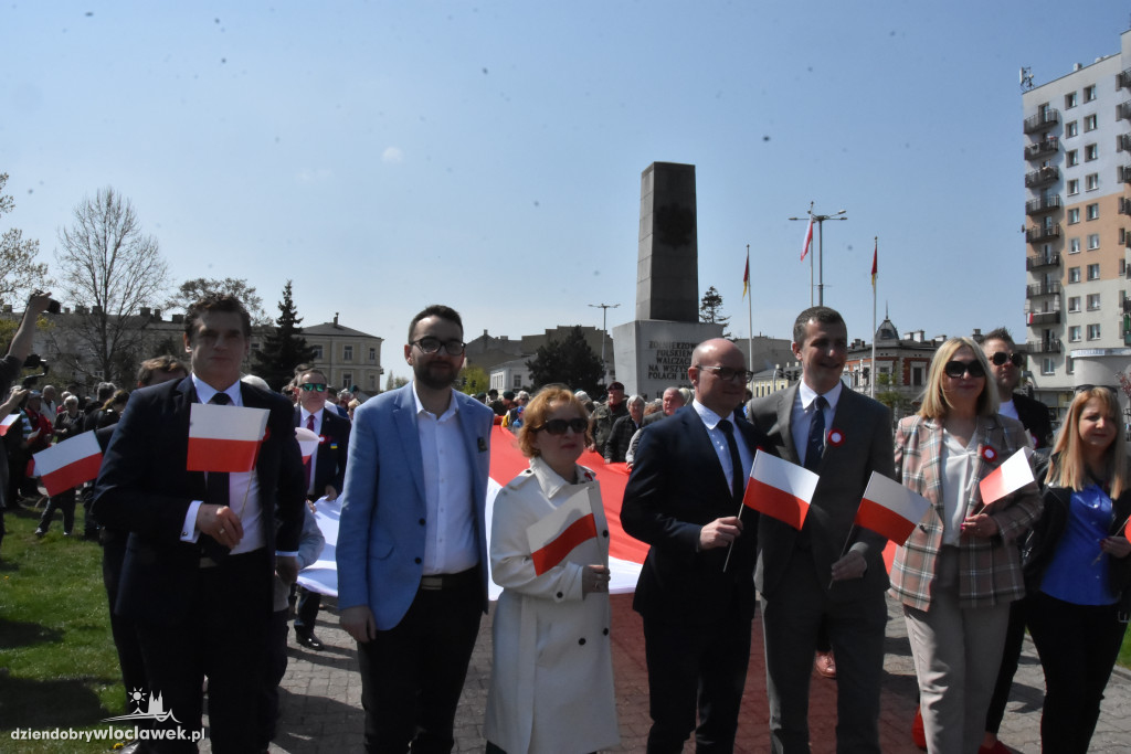 Święto Flagi. Kilkaset osób z biało-czerwoną