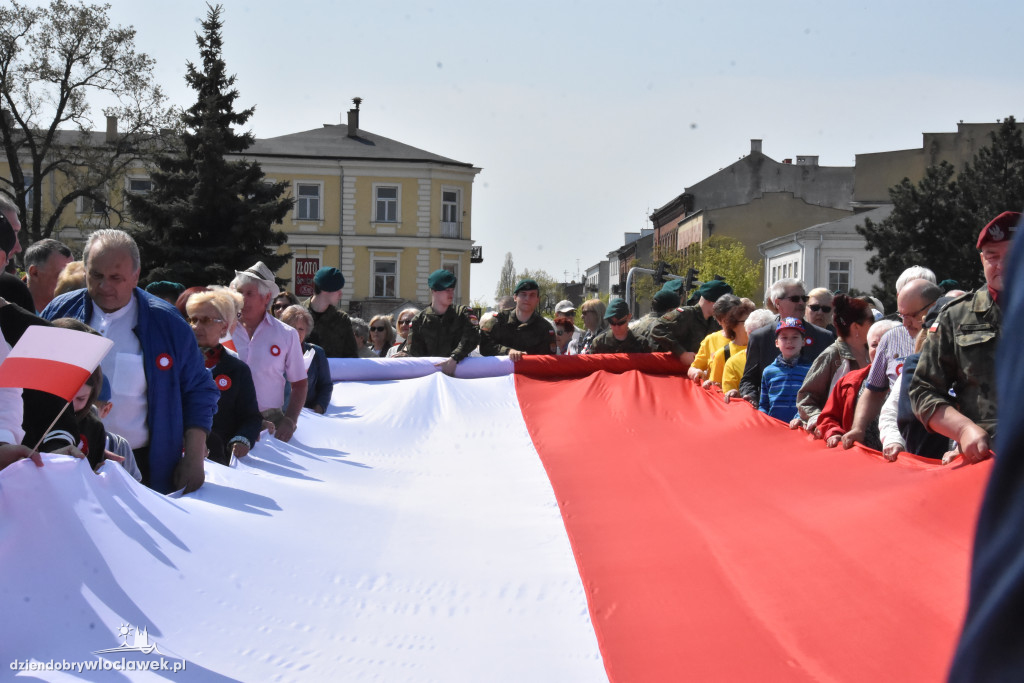 Święto Flagi. Kilkaset osób z biało-czerwoną