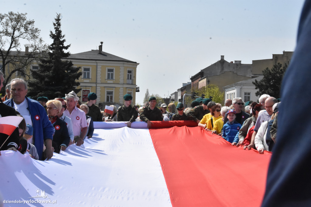 Święto Flagi. Kilkaset osób z biało-czerwoną