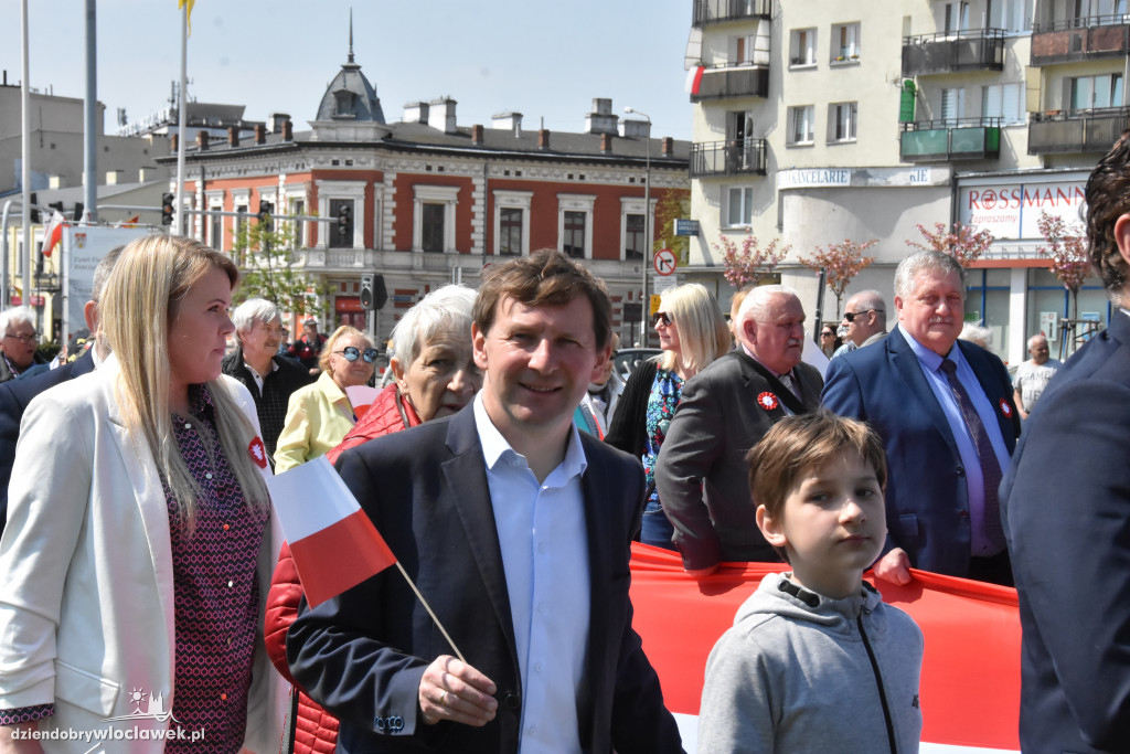Święto Flagi. Kilkaset osób z biało-czerwoną