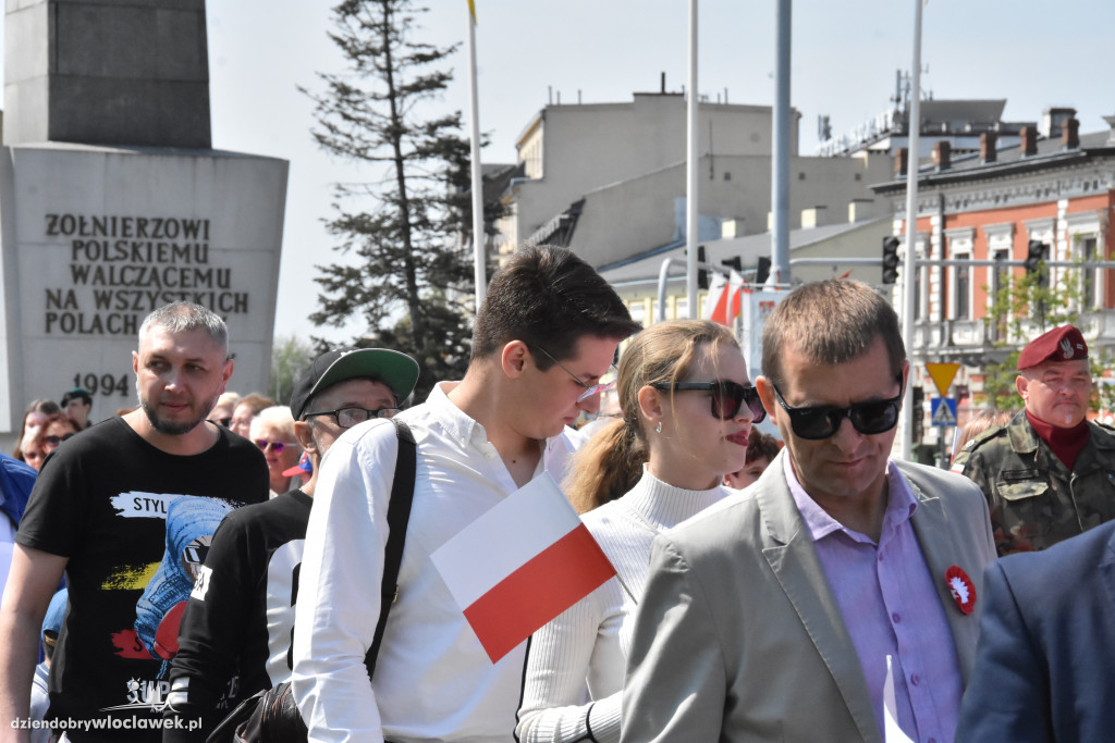 Święto Flagi. Kilkaset osób z biało-czerwoną
