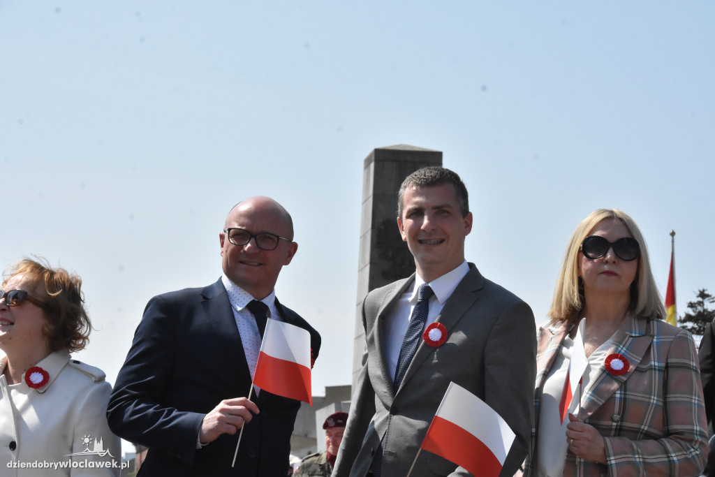 Święto Flagi. Kilkaset osób z biało-czerwoną