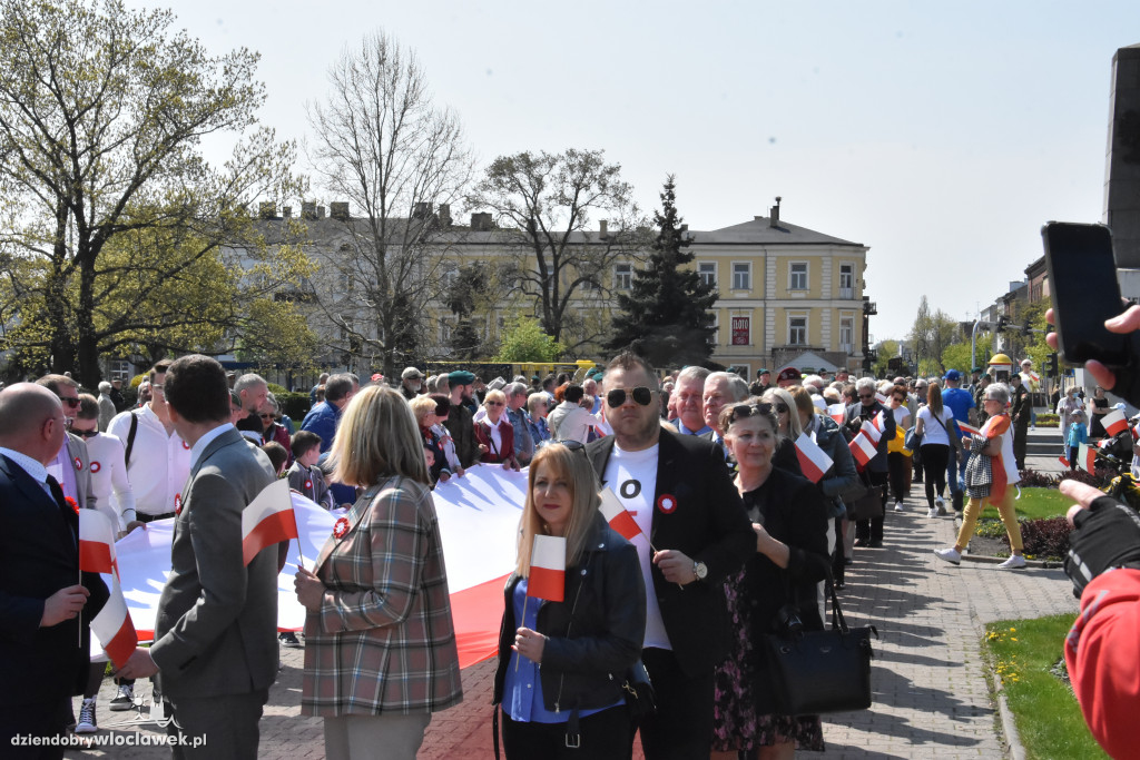 Święto Flagi. Kilkaset osób z biało-czerwoną
