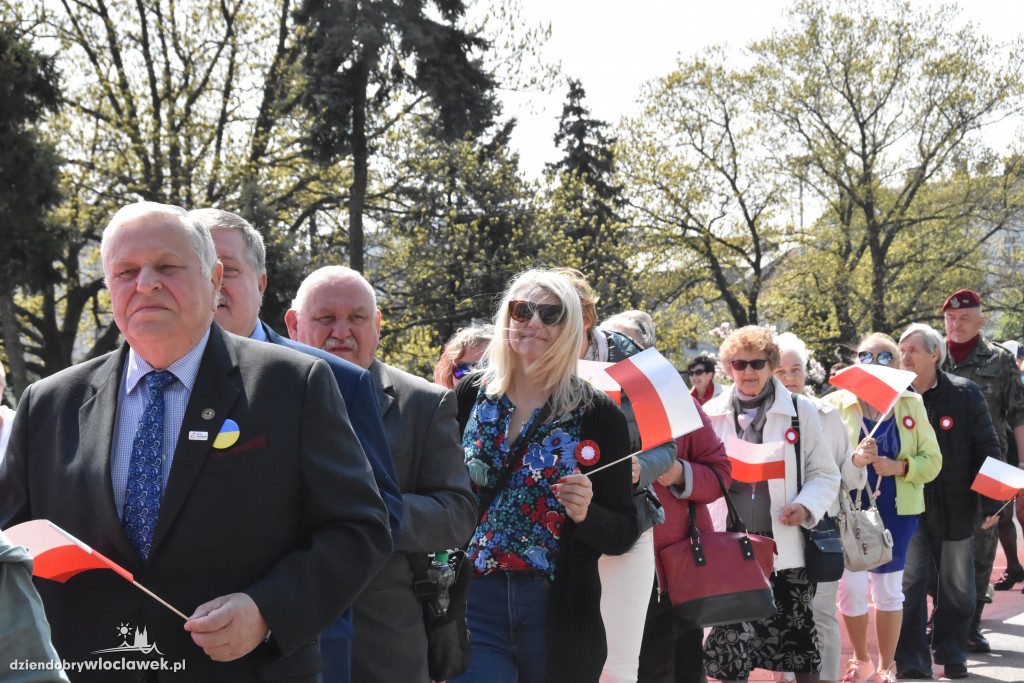 Święto Flagi. Kilkaset osób z biało-czerwoną