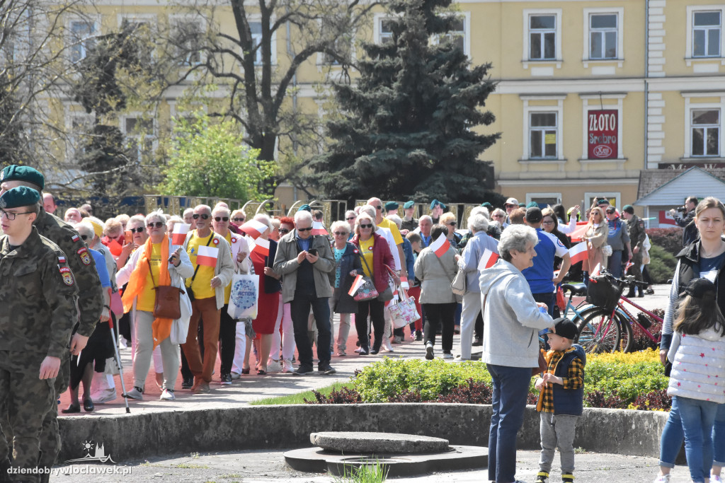 Święto Flagi. Kilkaset osób z biało-czerwoną