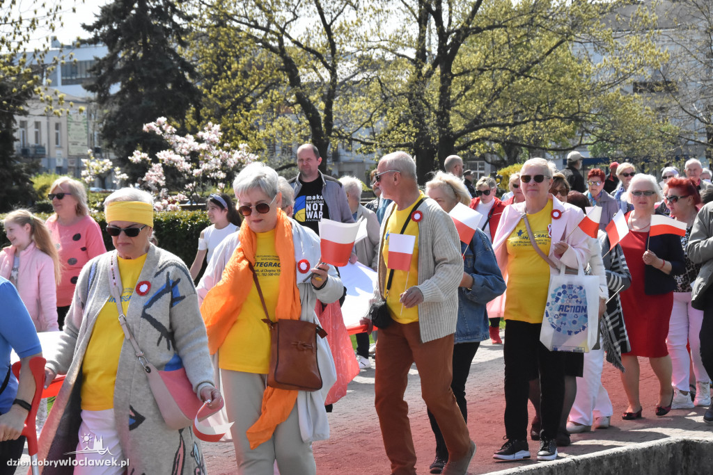 Święto Flagi. Kilkaset osób z biało-czerwoną