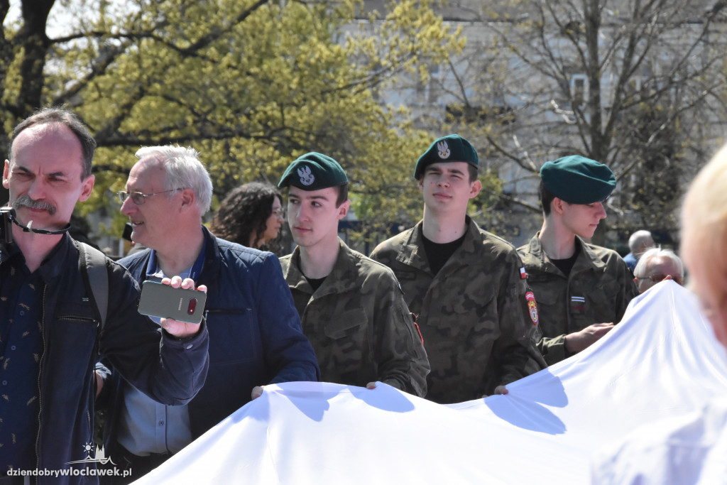 Święto Flagi. Kilkaset osób z biało-czerwoną