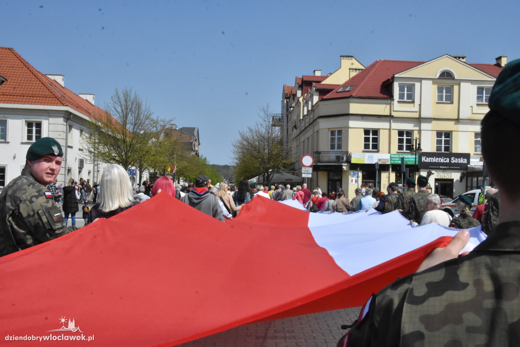 Święto Flagi. Kilkaset osób z biało-czerwoną
