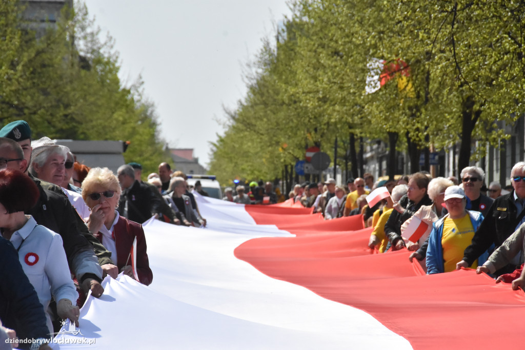Święto Flagi. Kilkaset osób z biało-czerwoną
