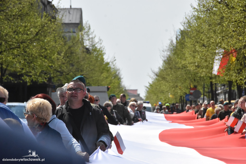 Święto Flagi. Kilkaset osób z biało-czerwoną