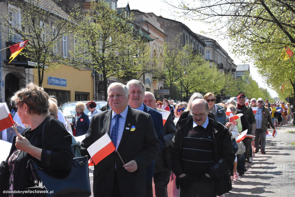 Święto Flagi. Kilkaset osób z biało-czerwoną