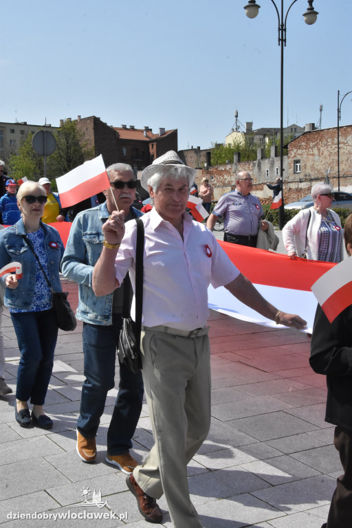 Święto Flagi. Kilkaset osób z biało-czerwoną