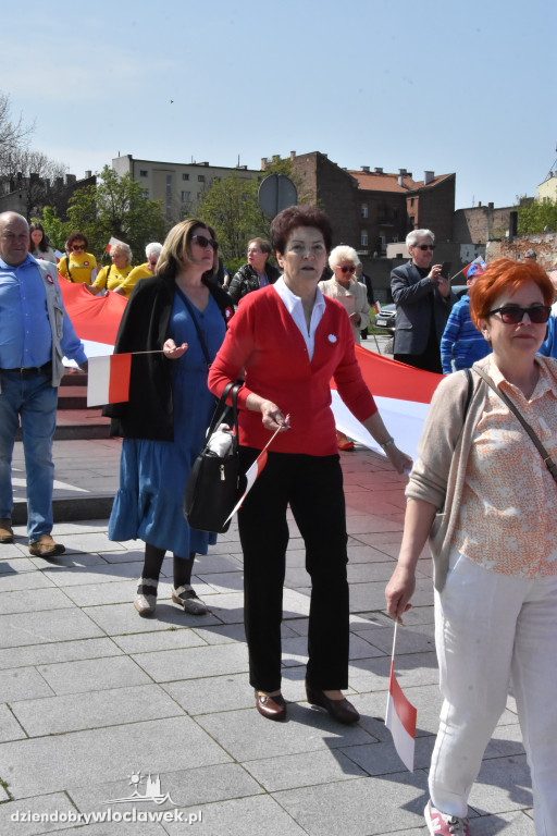 Święto Flagi. Kilkaset osób z biało-czerwoną