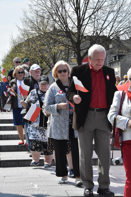 Święto Flagi. Kilkaset osób z biało-czerwoną