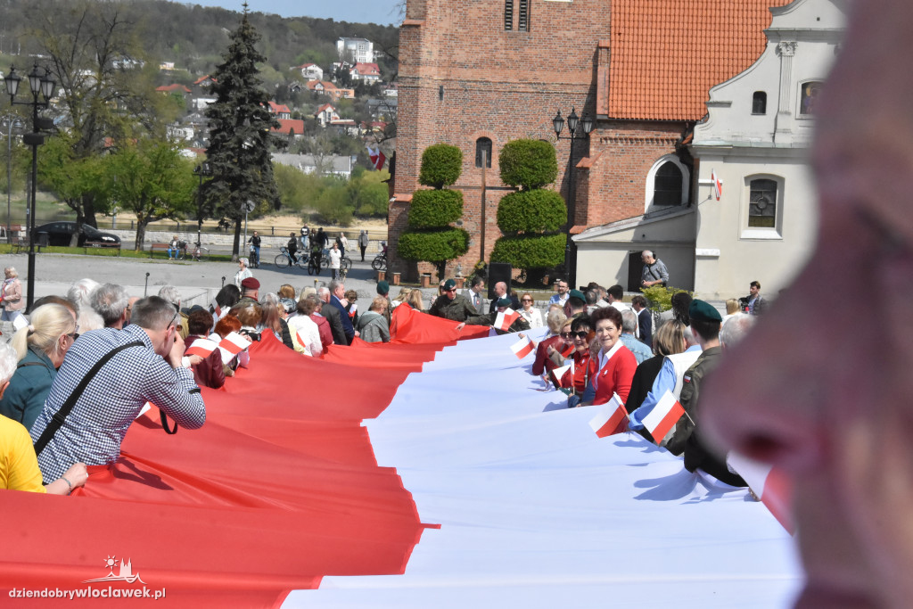 Święto Flagi. Kilkaset osób z biało-czerwoną
