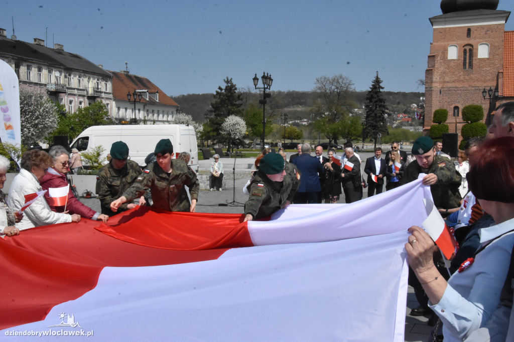 Święto Flagi. Kilkaset osób z biało-czerwoną