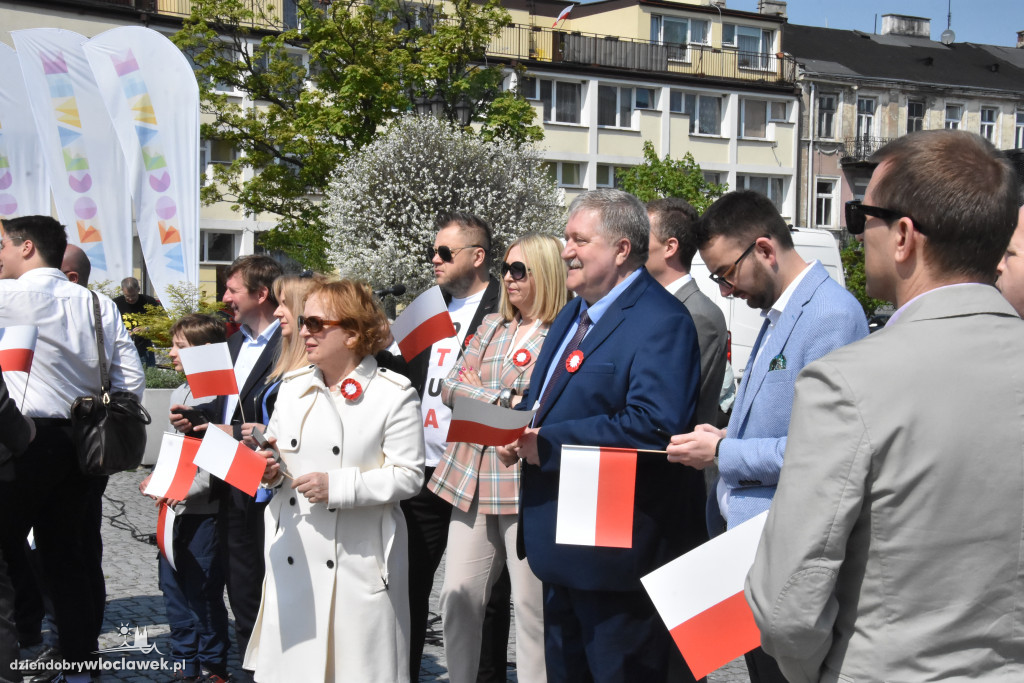 Święto Flagi. Kilkaset osób z biało-czerwoną