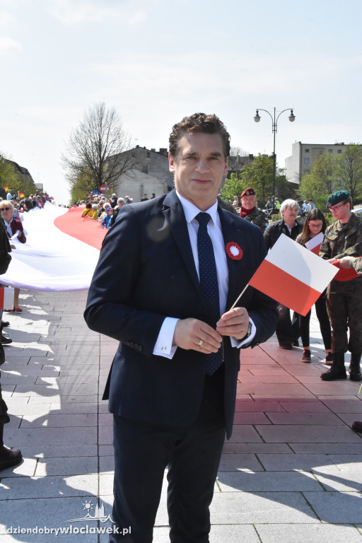 Święto Flagi. Kilkaset osób z biało-czerwoną