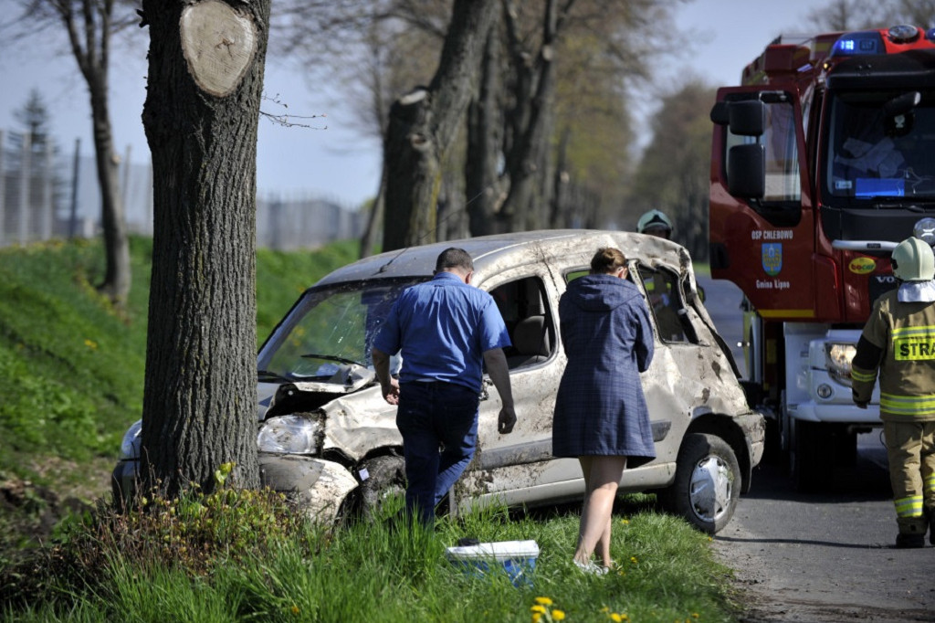 Osobowy citroen wylądował na boku