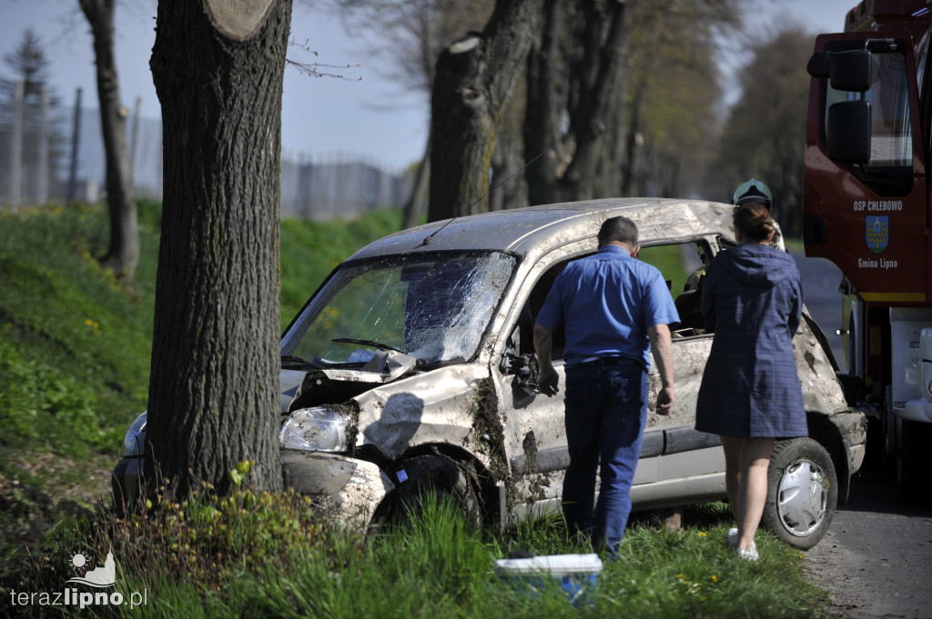 Osobowy citroen wylądował na boku