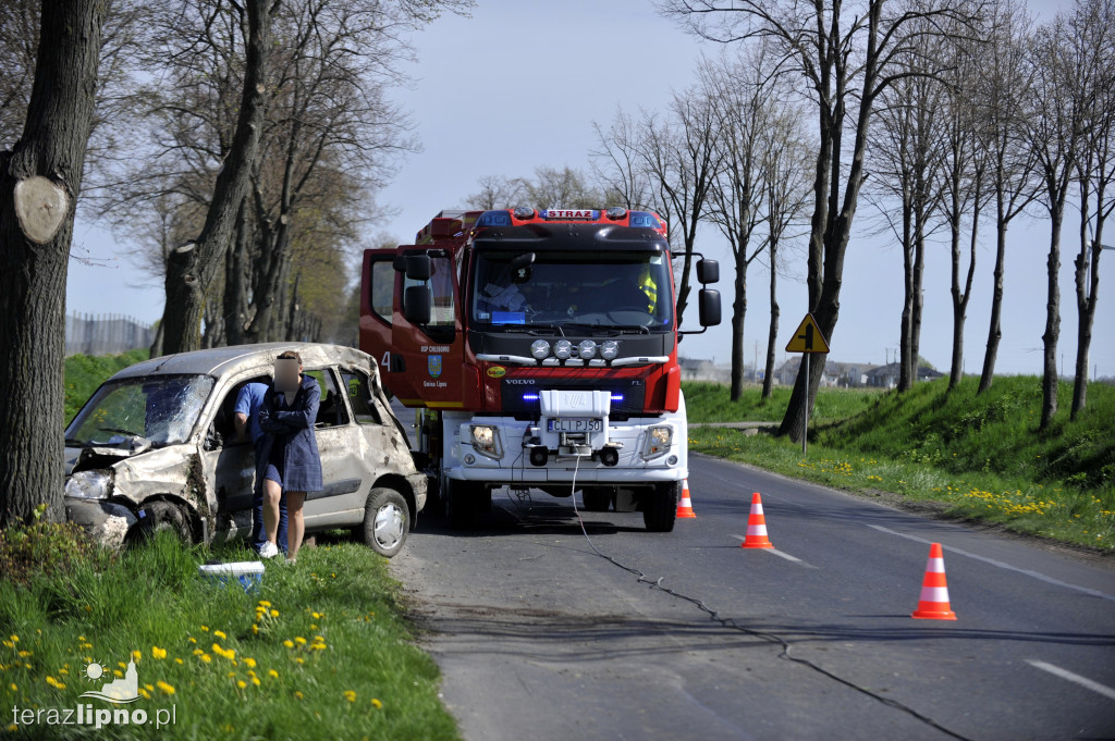 Osobowy citroen wylądował na boku