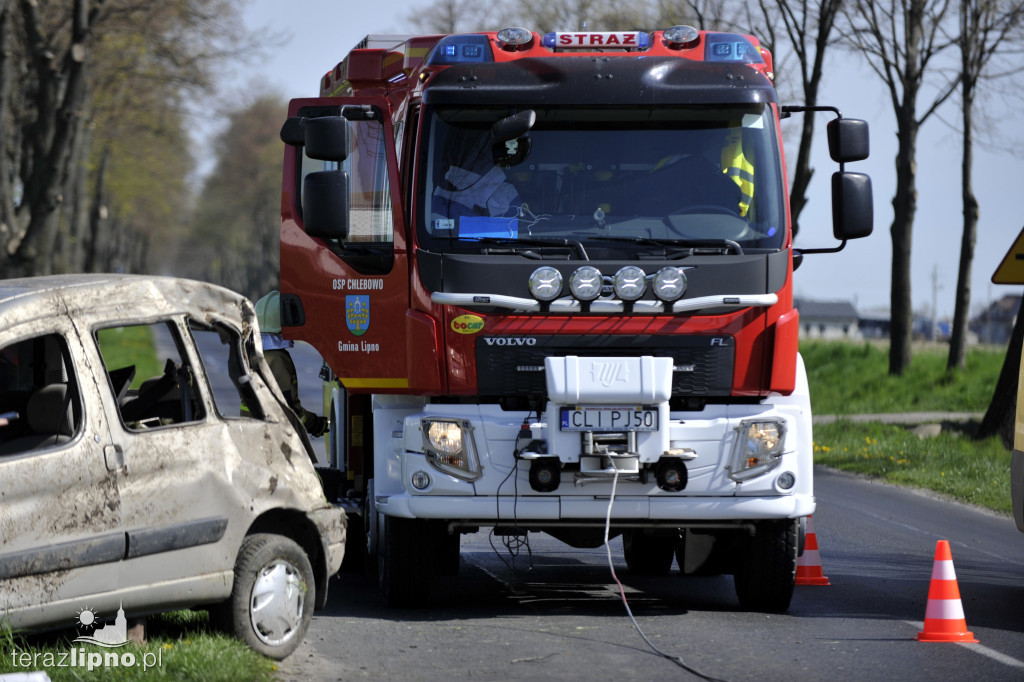Osobowy citroen wylądował na boku