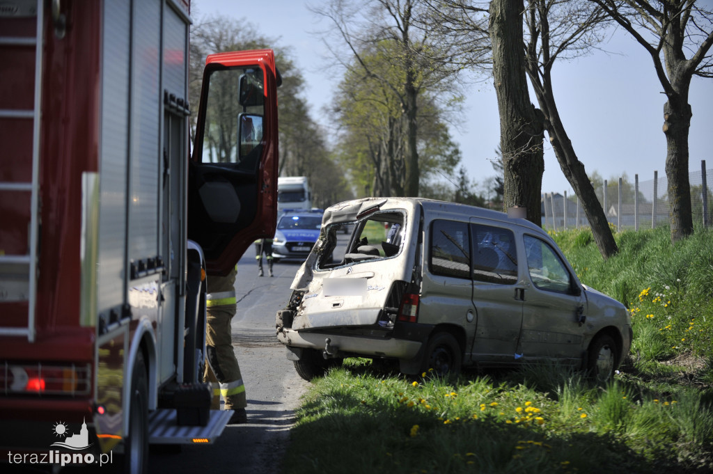 Osobowy citroen wylądował na boku