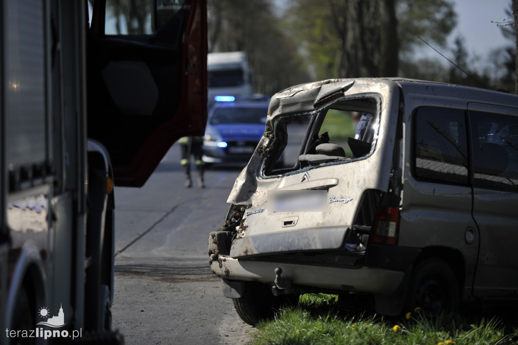 Osobowy citroen wylądował na boku