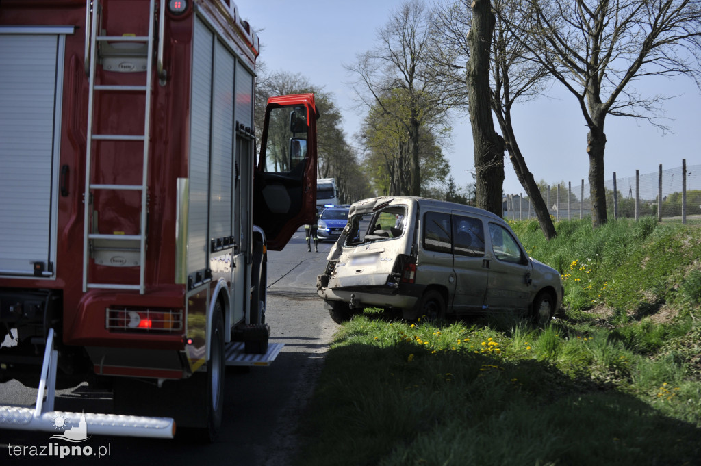Osobowy citroen wylądował na boku