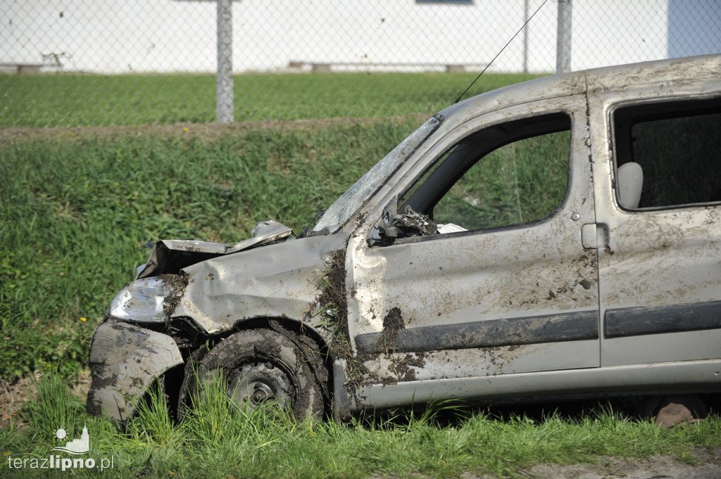 Osobowy citroen wylądował na boku