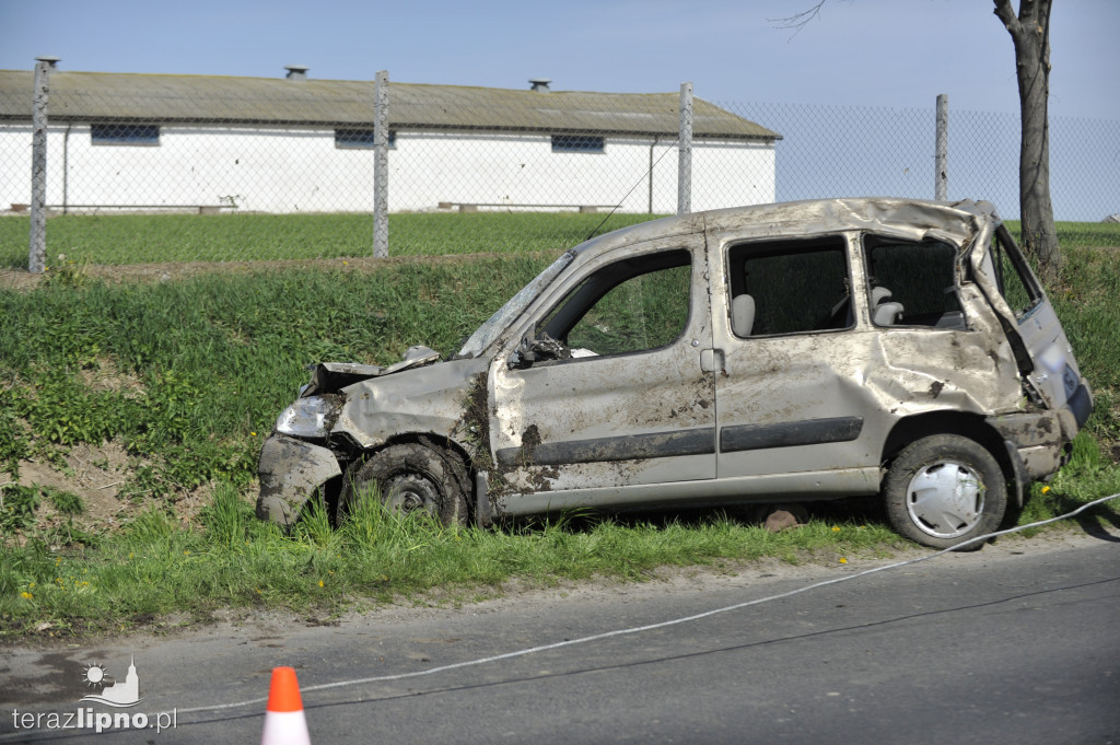 Osobowy citroen wylądował na boku