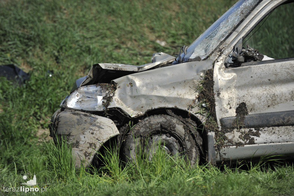 Osobowy citroen wylądował na boku
