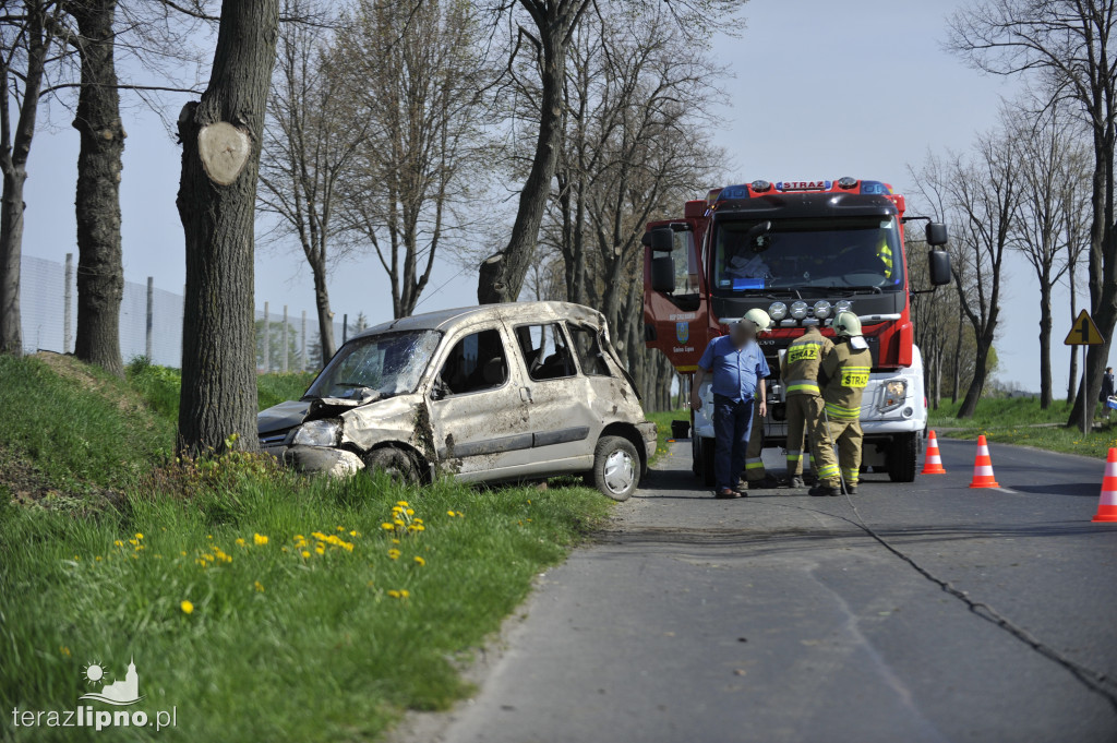 Osobowy citroen wylądował na boku
