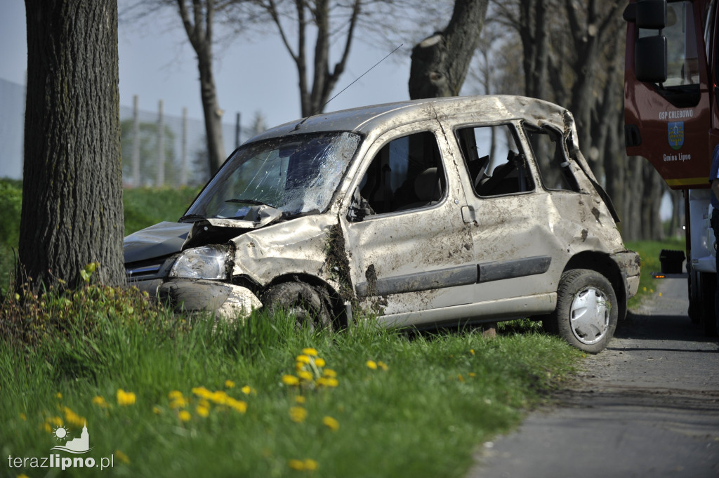 Osobowy citroen wylądował na boku