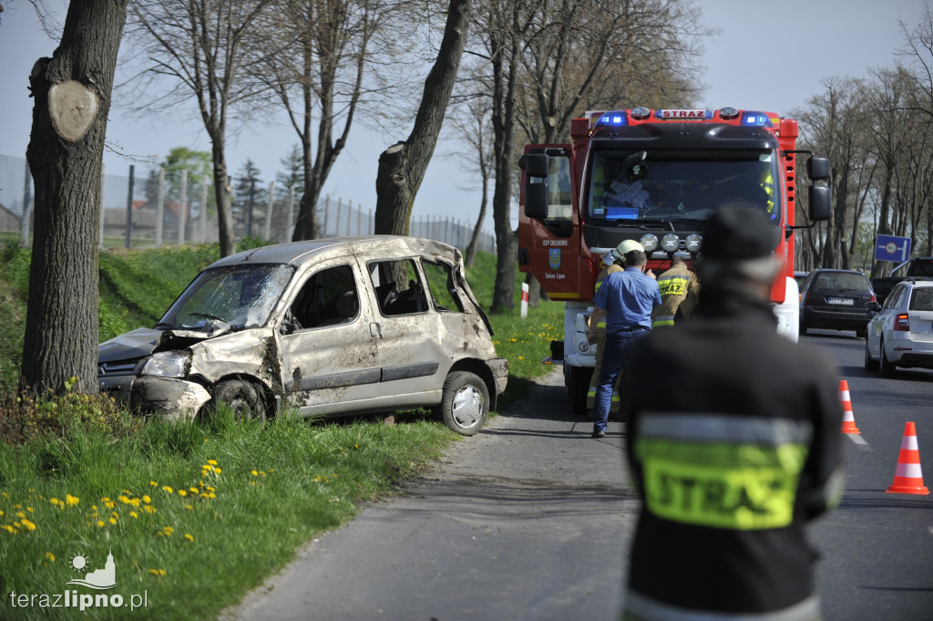Osobowy citroen wylądował na boku
