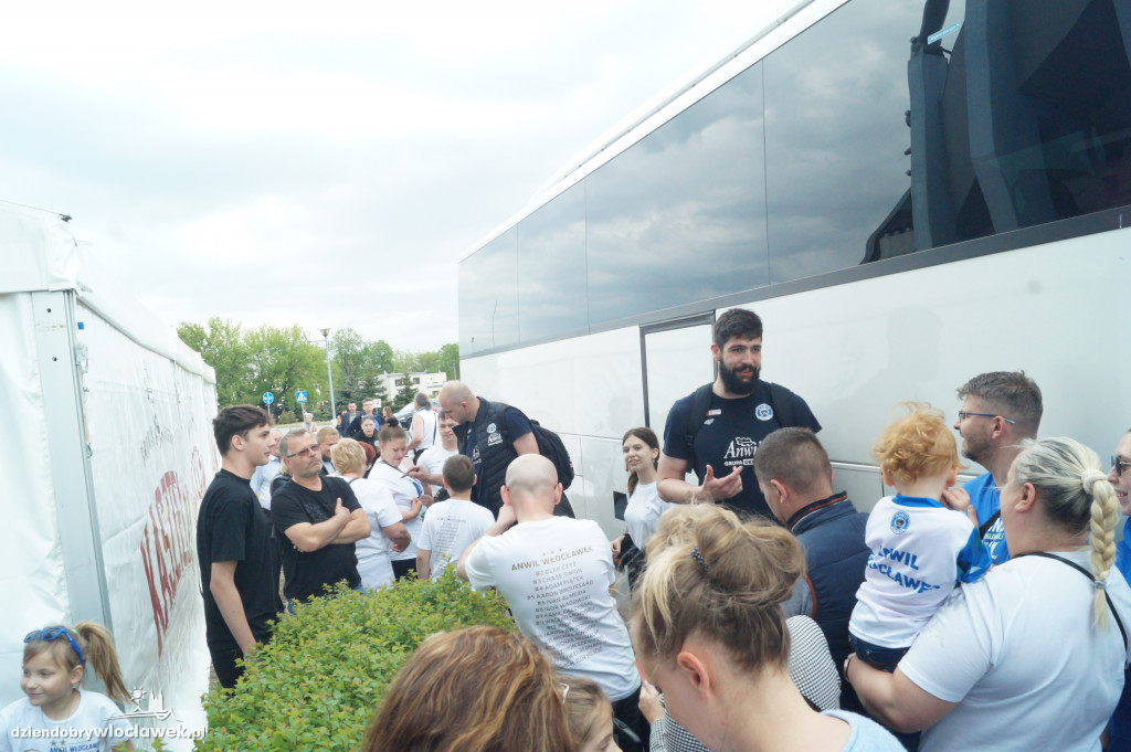 Kibice pożegnali Anwil przez meczem nr 3
