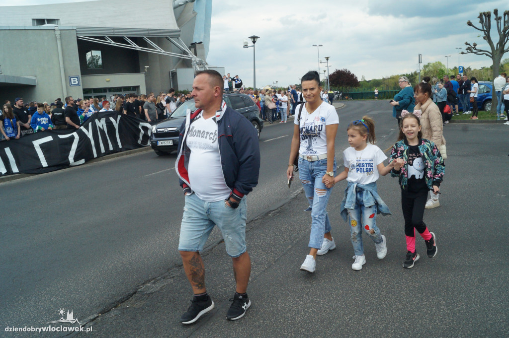 Kibice pożegnali Anwil przez meczem nr 3