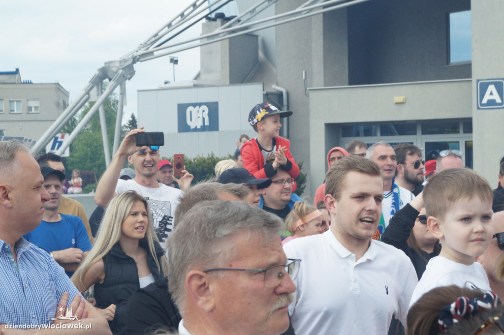 Kibice pożegnali Anwil przez meczem nr 3