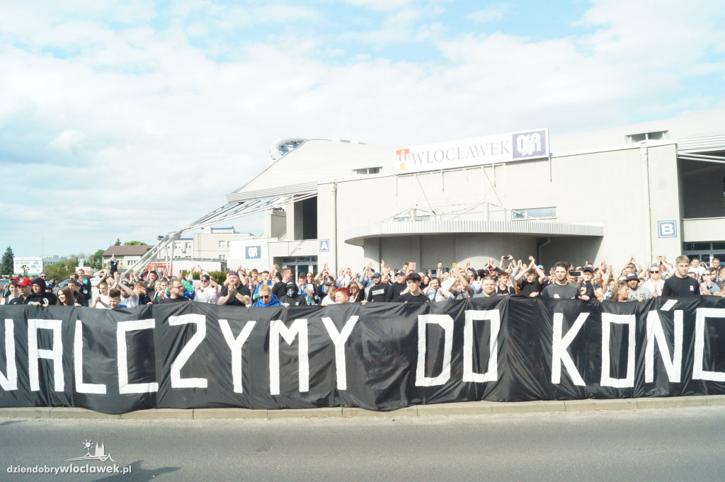 Kibice pożegnali Anwil przez meczem nr 3