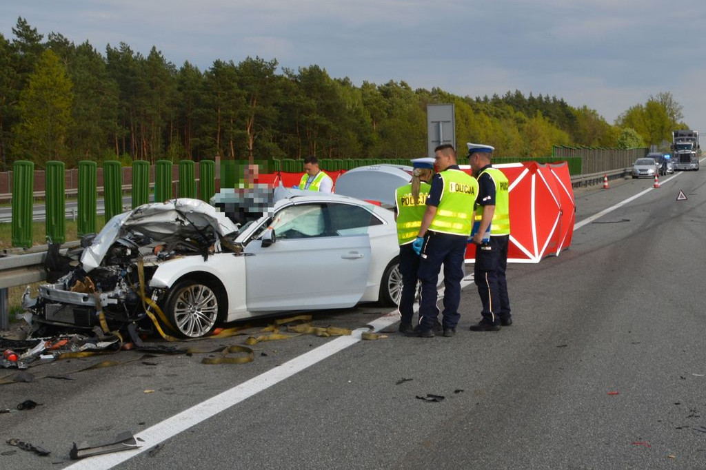 Audi wbilo się w ciężarówkę