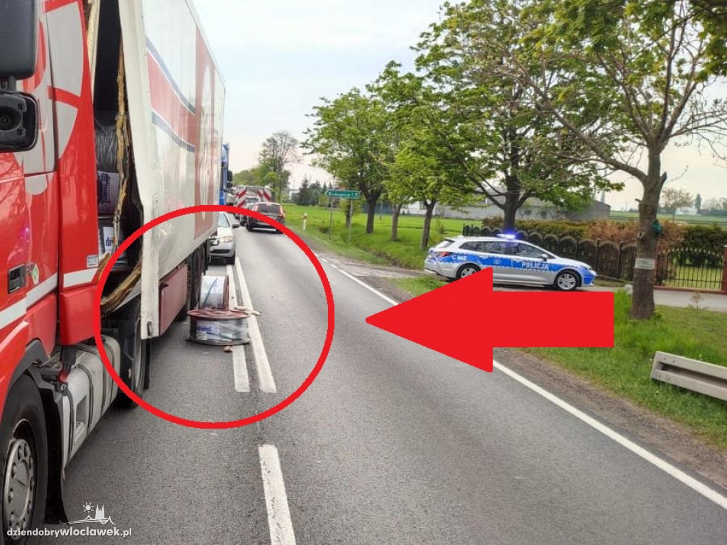 Szpule drutu spadły na samochód