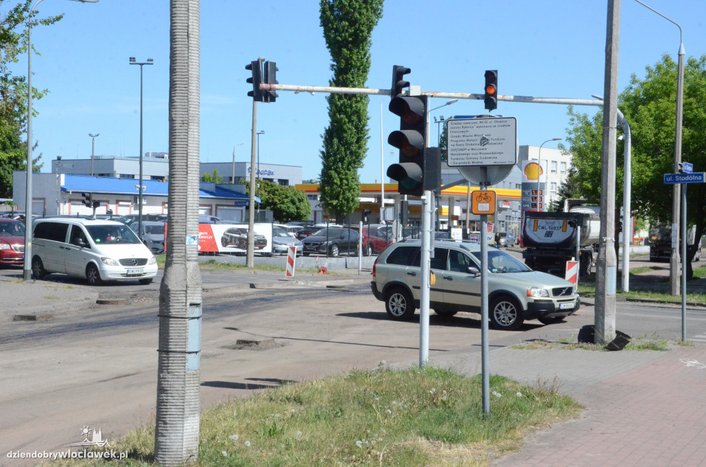 Na Okrężnej kładą asfalt